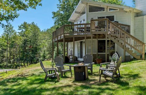 Long Pond Casa | Lake It Right by AvantStay Lakefront w Dock Hot Tub Fire Pit Game Room