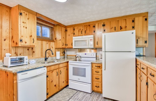 Lake Junaluska Apartamento | Lake Junaluska retreat with patio, new HVAC system, and free WiFi