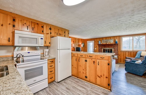 Lake Junaluska Apartamento | Lake Junaluska retreat with patio, new HVAC system, and free WiFi