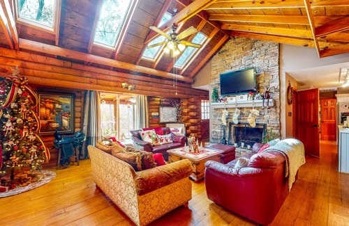 Gainesville Casa | Lake Lanier Log House with Water Views & Screened Porch