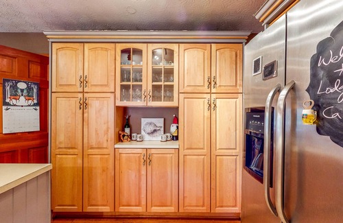Gainesville Casa | Lake Lanier Log House with Water Views & Screened Porch
