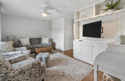Acworth Casa | Lake Life C - 2 Bdrm Sleeps 4 - 5 Min Walk to Beach & Downtown Acworth - 10 Min to Lake Point Sports Complex