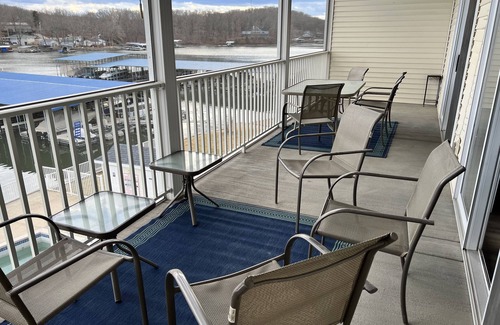 Sunrise Beach Condominio | Lake Lodge Condo overlooking The swimming pool and the￼ Lake of the Ozarks