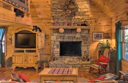 Lake Lure Casa | Lake Lure Log Cabin with Grill, Near Hiking!