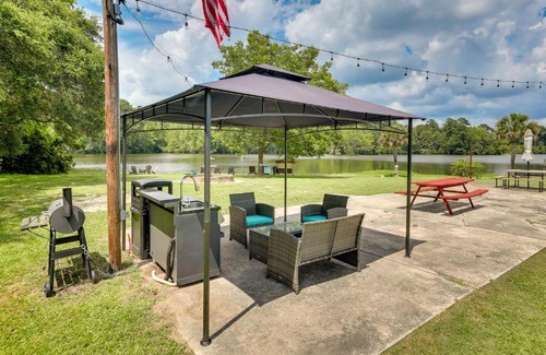 Eutawville Apartamento | Lake Marion Gem Communal Outdoor Space with Views!