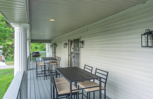 Twin Lakes Condominio | Lake Mary View: Pickleball Paradise Penthouse Unit
