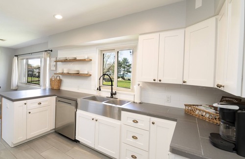 Benton Harbor Casa | Lake MI views: King Bed: Mins. to St. Joe: Hot tub