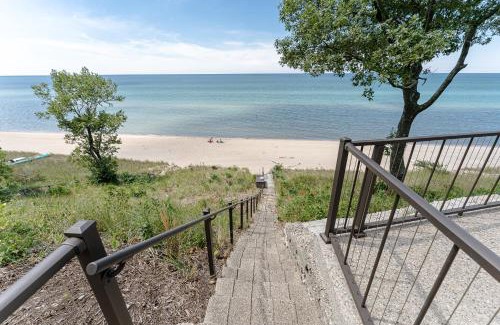 West Olive Casa | Lake Michigan Beach Cottage - beach access and stunning views.