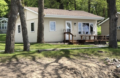 Miltona Cabina | Lake Miltona, MN Weekly Rental Cabin se encuentra justo en la playa.