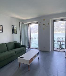 Lezzeno Casa | Lake Mirror