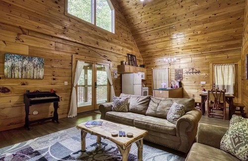 Sevierville Apartamento | Lake Mountain Cabin w Pool Game Room Hot Tub