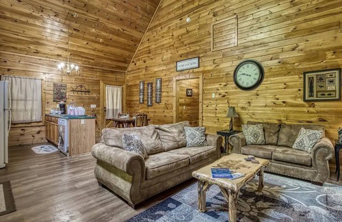 Sevierville Apartamento | Lake Mountain Cabin w Pool Game Room Hot Tub