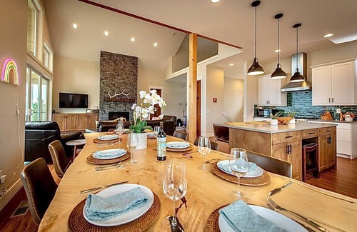 Chelan Casa | Lake+mtn views | Hot tub | Seclusion in the hills