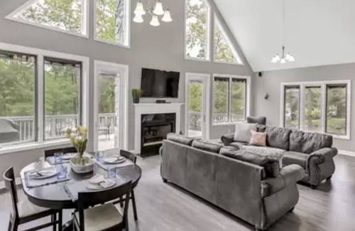 Leesville Chalet De Esquí | Lake Murray Gem- 3 Bedroom Chalet with dock + deck