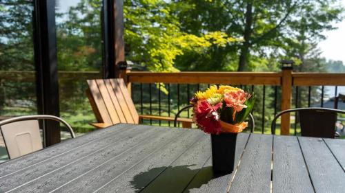 Muskoka Lakes Casa | Lake Muskoka 3-bdrm Cottage - Pier 100 #70