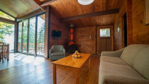 Muskoka Lakes Casa | Lake Muskoka 3-bdrm Cottage - Pier 100 #70