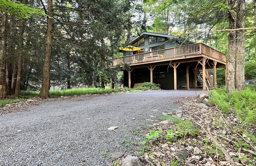 Pocono Pines Chalet De Esquí | Lago Naomi Poconos Hideaway ★ Bañera de hidromasaje + Sala de juegos Cabaña de mediados de siglo ★ Golden Owl