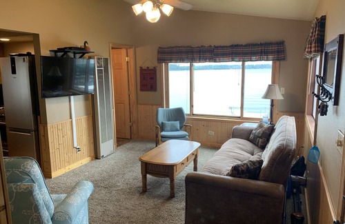 Tomahawk Cabaña | Lake Nokomis Breezy Bay Lakeside Cottage Quiet Retreat