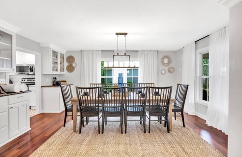 Mayhew Casa | Lake Norman Villa Sleeps 15-Hot Tub-Game Room