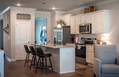 Lake Oconee Casa | Family-sized waterfront townhome on beautiful cove! Pool, boat access & fishing!