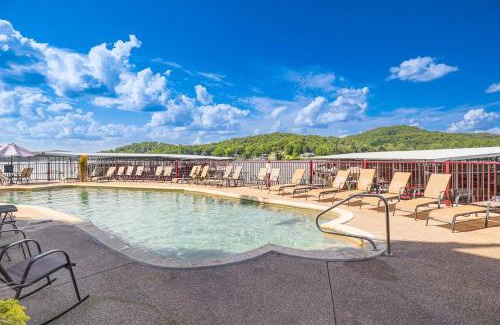 Camdenton Apartamento | Lake of The Ozarks Condo with Pool in Camdenton