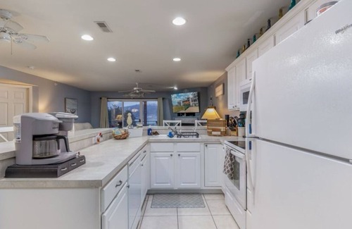 Camdenton Condominio | Lake of the Ozarks Premier lakefront 3-bedroom condo. Fishing, Swimming,boating.