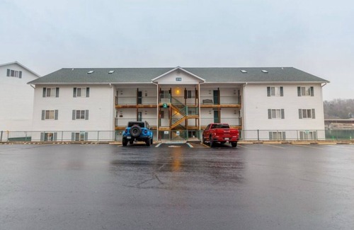 Camdenton Condominio | Lake of the Ozarks Premier lakefront 3-bedroom condo. Fishing, Swimming,boating.