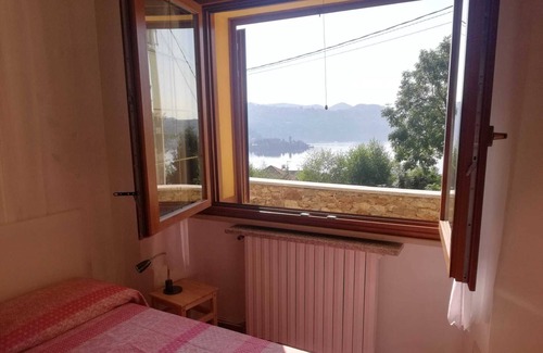 Pella Apartamento | lake Orta Apartment with lake view, private courtyard and garden pets allowed