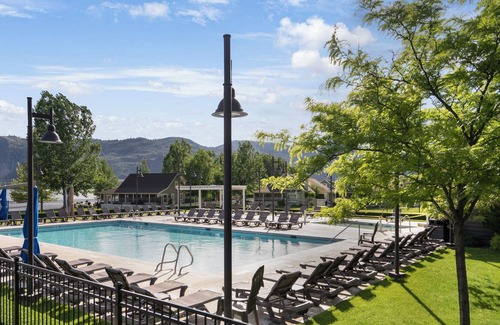 Oroville Cabaña | Lake Osoyoos Gem!