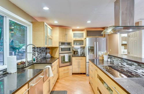 Palisades Casa | Lake Oswego Home w/ Covered Patio: Near Portland!