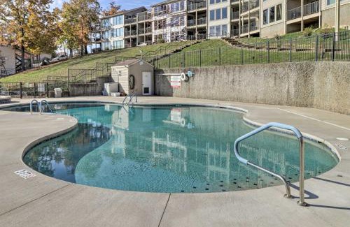Lake Ozark Apartamento | Lake Ozark Condo with Pool and Fishing Docks!