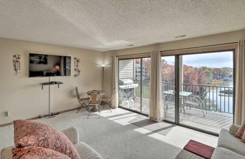 Lake Ozark Apartamento | Lake Ozark Condo with Pool and Fishing Docks!