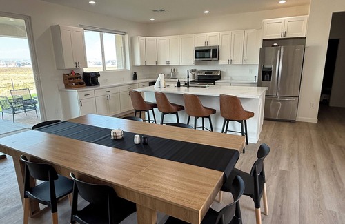 Greenehaven Casa | Lake Peek + Chic New Retreatn2 Masters, Boat Garage, Stunning Views, Game Haven