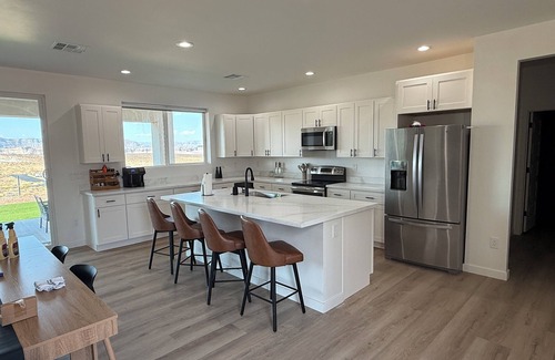 Greenehaven Casa | Lake Peek + Chic New Retreatn2 Masters, Boat Garage, Stunning Views, Game Haven