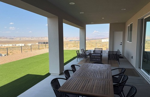 Greenehaven Casa | Lake Peek + Chic New Retreatn2 Masters, Boat Garage, Stunning Views, Game Haven