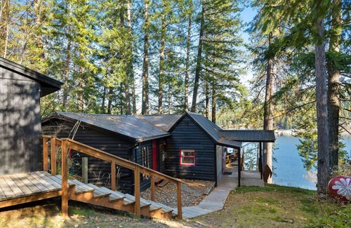 Sagle Casa | Lake Pend Oreille Cabin Dock, Boat Lift, Hot Tub