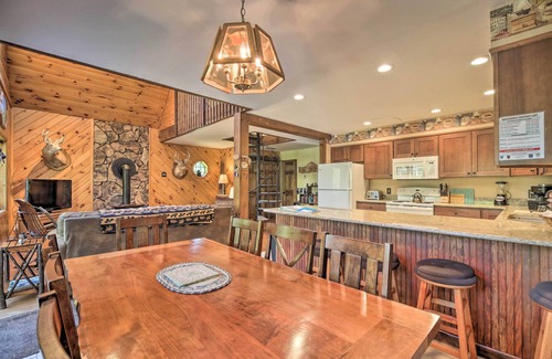 Lake Placid Cabaña | Lake Placid Chalet: Deck & Forest Views!