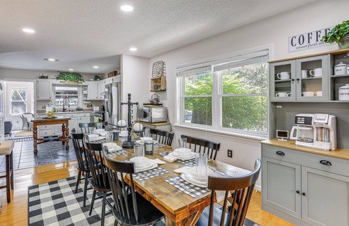 Newland Casa | Lake & Pool Access: Spacious Home in Newland