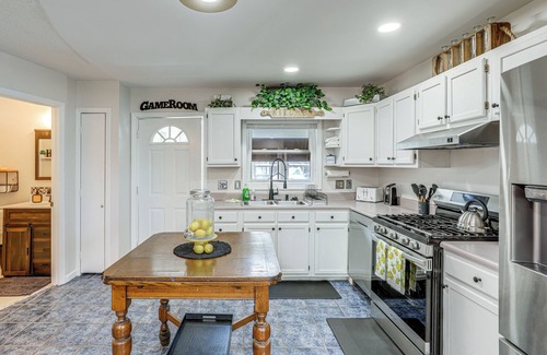 Newland Casa | Lake & Pool Access: Spacious Home in Newland