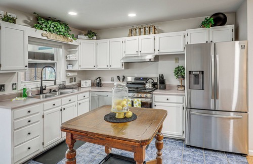 Newland Casa | Lake & Pool Access: Spacious Home in Newland