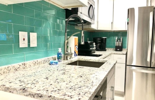 Southwest Orlando Condominio | Lake & Pool View 1 Mile From Universal