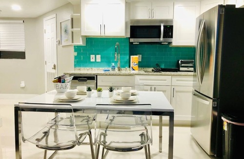 Southwest Orlando Condominio | Lake & Pool View 1 Mile From Universal