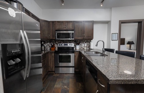 South Pandosy Condominio | 💫 Lake Resort upgraded spacious dream vacation home with GYM near beach