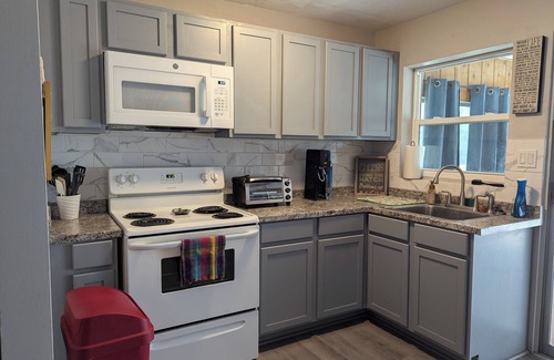Dunnellon Cabaña | Crane Cottage,Lakefront,2-bedroom, Dogs Welcome, Only 8 miles to Rainbow River