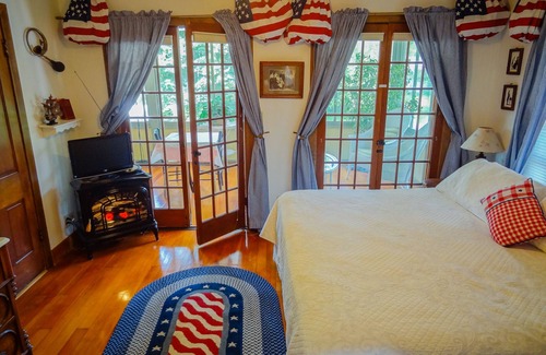 Lake Ripley Casa | Lake Ripley Lodge w Lake Front Rooms, Grand Porch, Kayaks & Paddleboard