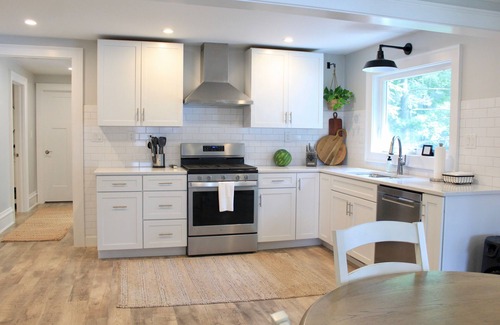 Effingham Casa | Lake Sara cottage: 3BR/2BA, hot tub, swim dock, firepit, kayaks, & lake views!