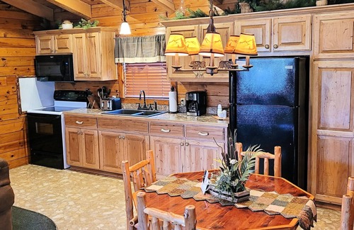 Sylvan Shores Cabina | Luxury Log Cabin a orillas de un lago Beaver Con atracadero & cubierta de la nadada