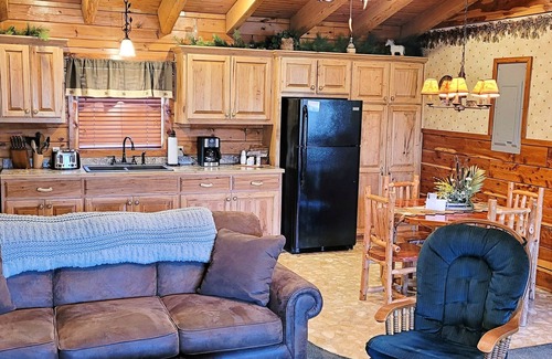 Sylvan Shores Cabina | Luxury Log Cabin a orillas de un lago Beaver Con atracadero & cubierta de la nadada