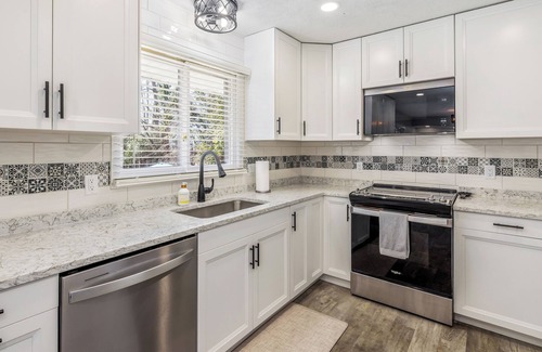Escanaba Casa | Lake Shore Luxury- 4-bedroom house in charming Escanaba with AC, WiFi. Book now