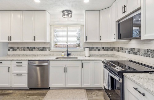 Escanaba Casa | Lake Shore Luxury- 4-bedroom house in charming Escanaba with AC, WiFi. Book now